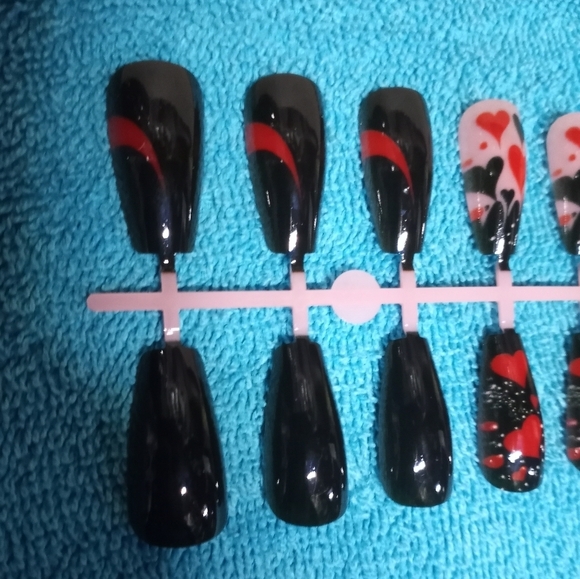 Black and Red Heart Press On Nails - Picture 4 of 5